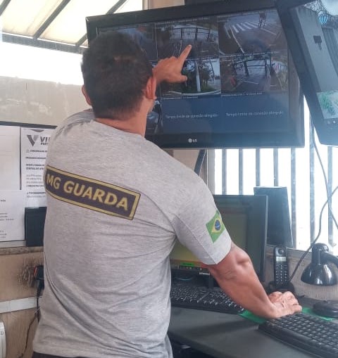 Operador MG Guarda acompanhando câmeras de monitoramento