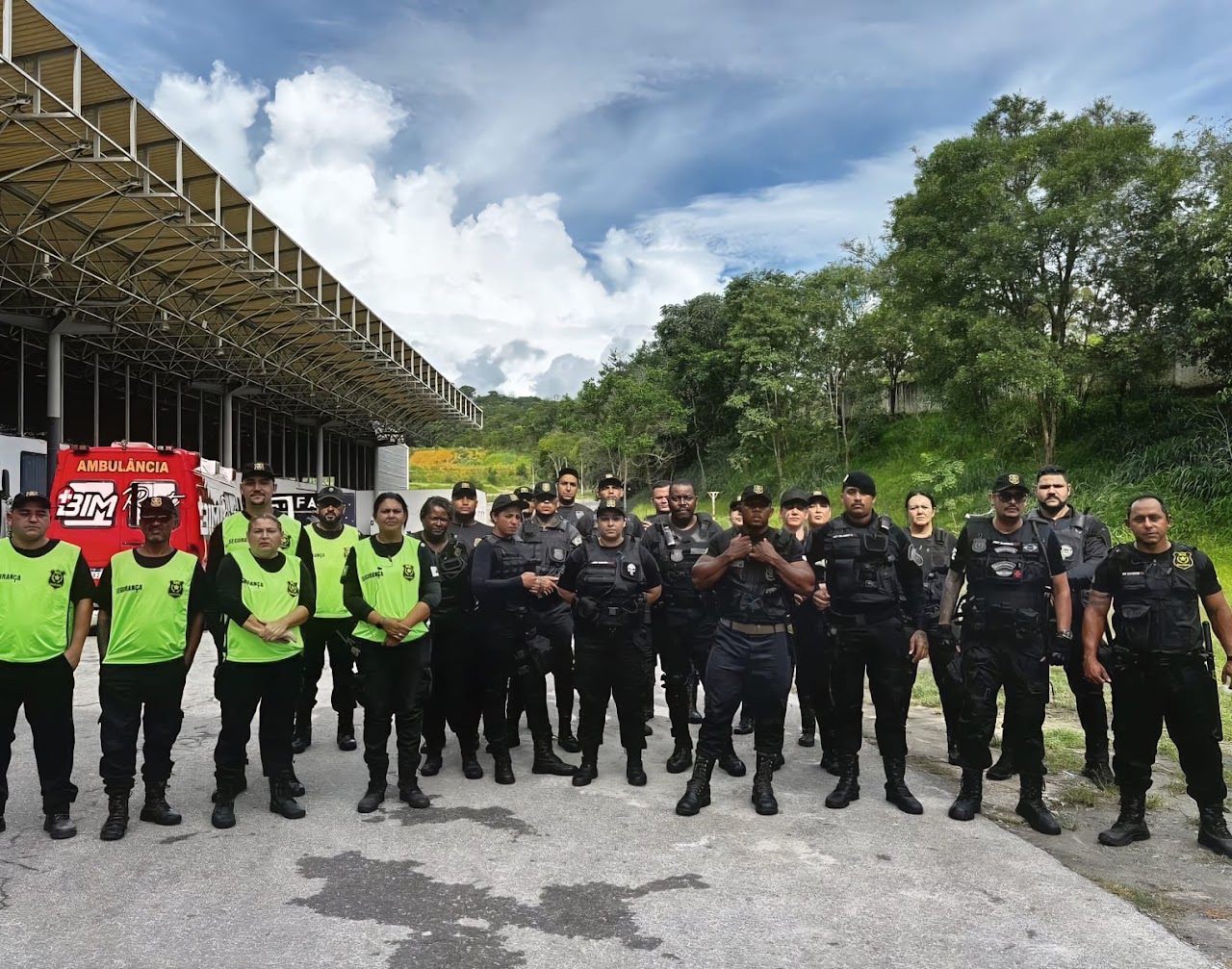 Equipe de segurança e brigada MG Guarda reunida em evento
