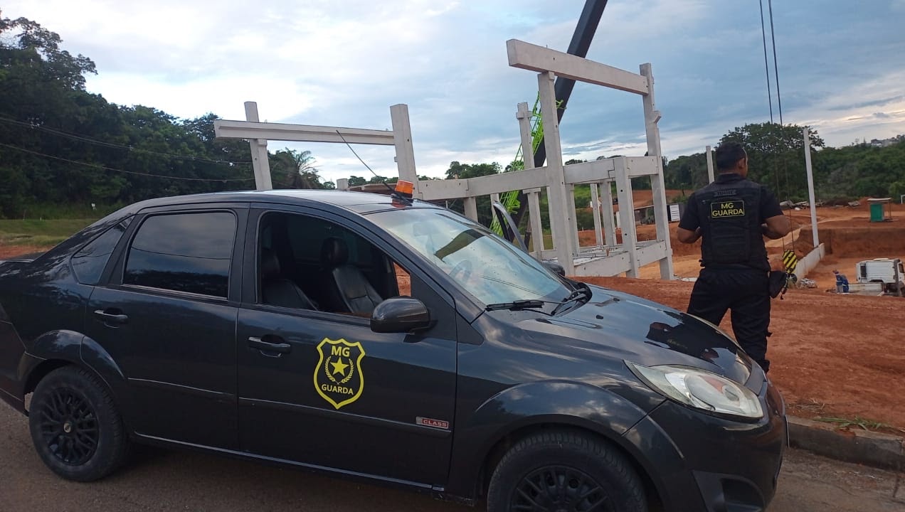Vigia MG Guarda ao lado de viatura em obra
