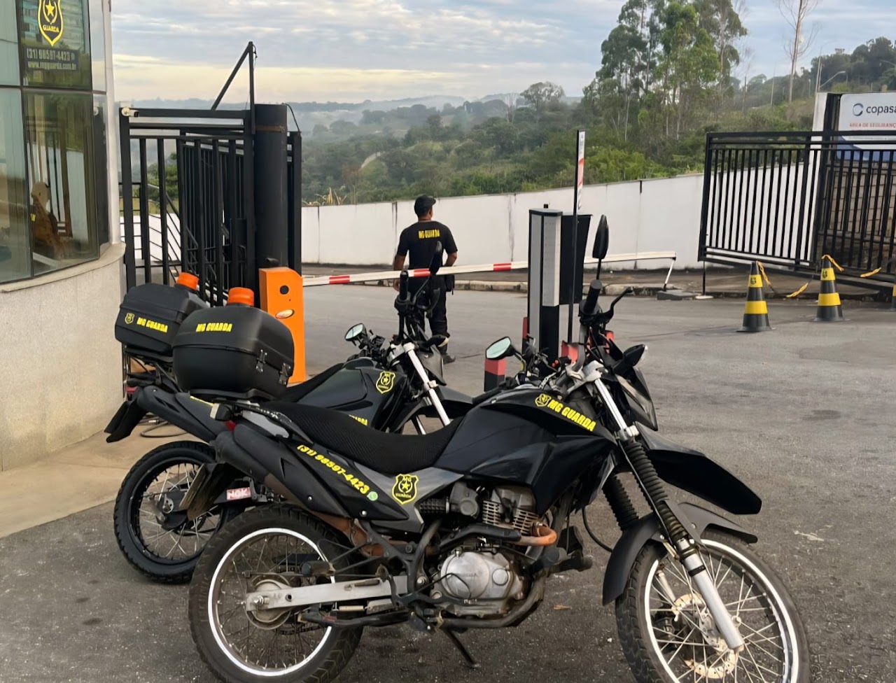 Equipe MG Guarda em portaria com viaturas da empresa