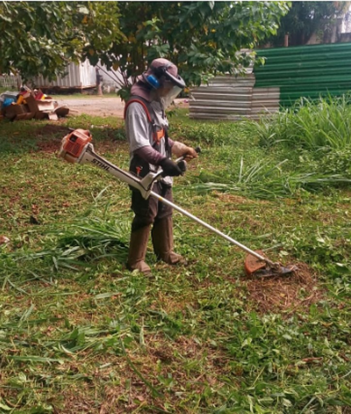 Colaborador MG Guarda com EPI completo fazendo roçada